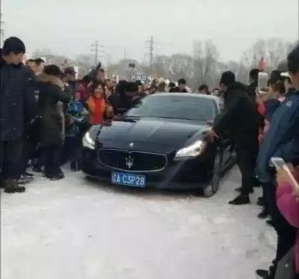 赵本山一家坐着豪车去滑雪虽然有钱,但看着有点可怜
