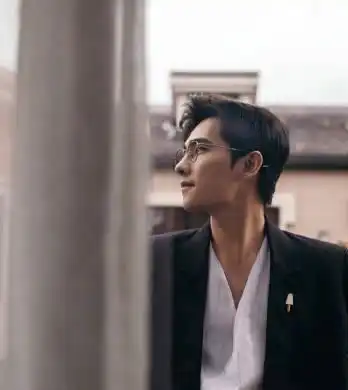 杨洋眼镜杀男友力满满,穿西装利索潇洒,精英范十足
