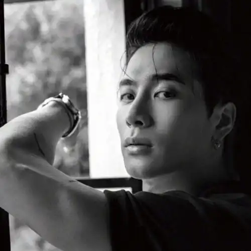 王嘉尔微博头像更新冲浪小嘉上线
