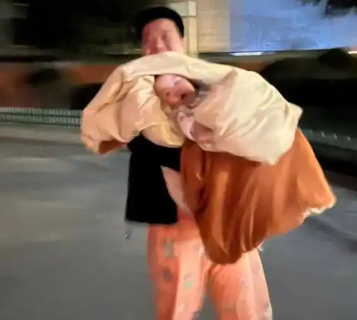 陕西一对夫妻半夜发现地震,抱着孩子从28楼跑下来,安全意识高
