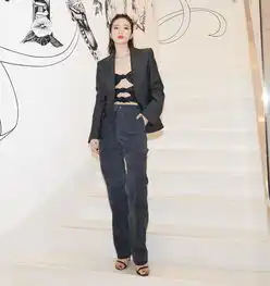 穿西装男人头像图片周雨彤