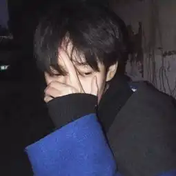 心中带着秘密的男生头像

