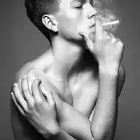 谁帮我找个戴墨镜抽烟的男生qq头像,要有颓废的感觉
