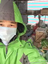小沈阳戴口罩低调逛菜场被赞居家好男人图
