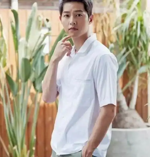 简单温暖最时尚夏天男生穿上白tshirt衬衫,就是女孩们心中60分
