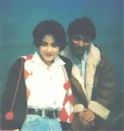 王菲29年前短发照片被疯传,网友有谁认识身边搂着她的男人
