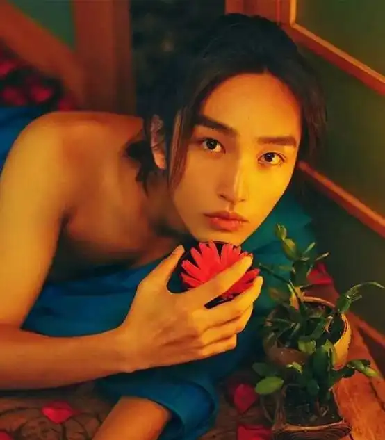 她23岁雌雄同体,是妖孽,也是天使
