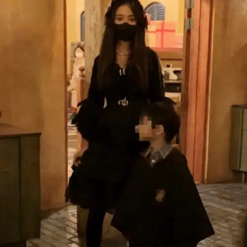 baby带儿子参加太太团宴会,素颜出镜,5岁小海绵成团宠
