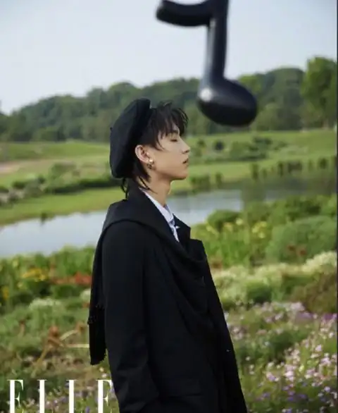 王俊凯西装造型出镜画面治愈秀绝美侧颜氛围感十足
