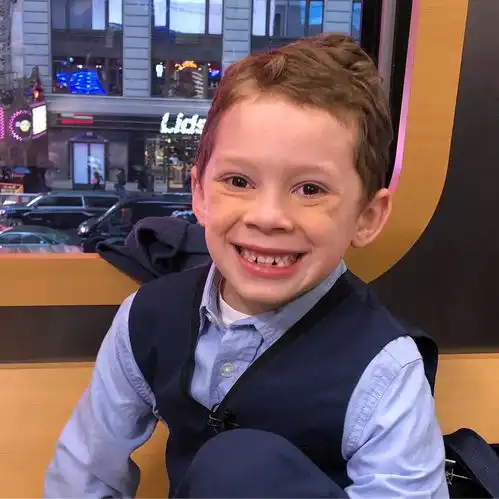 有没有假笑男孩的头像呀
