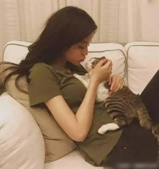 欧阳娜娜穿紧身服上节目,个人身材太突出,性感得不像20岁
