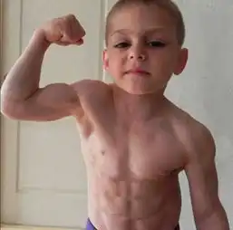 2岁练出一身肌肉的小孩现在是这样
