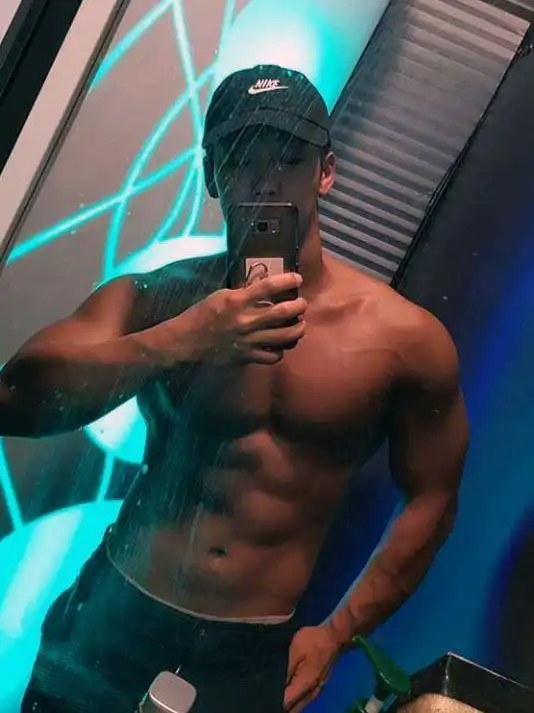 小伙子健身4年,看似18岁实际24岁,肌肉身材很有男性魅力
