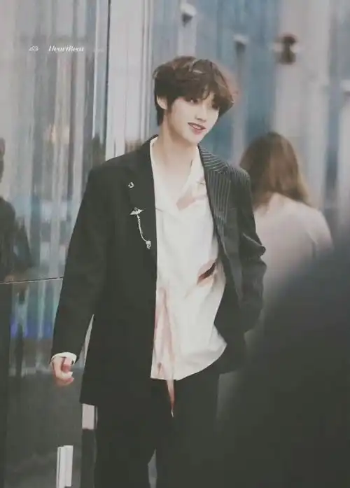 丁程鑫穿黑色西装完全就是矜贵优雅的小王子
