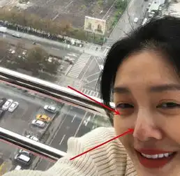 42岁大s晒自拍照素颜黑眼圈像是中毒,路人拍的她却美到发光
