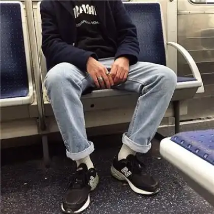 吸引寂寞女人的微信头像男生半身不露脸穿着打扮很时尚的
