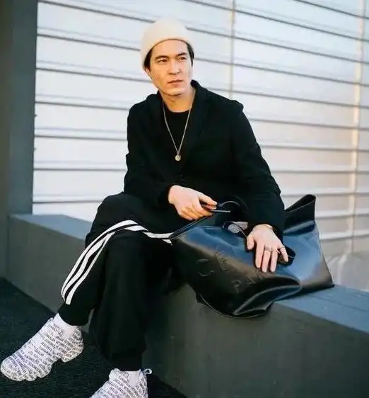 永不过时的黑白搭配简洁干练中散发无穷魅力
