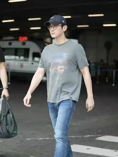 30的轻熟男士如何将灰色短袖t恤穿搭的干净利落又清爽有型
