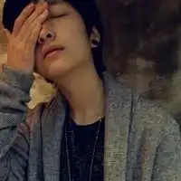 谁有男生伤感哭泣的图
