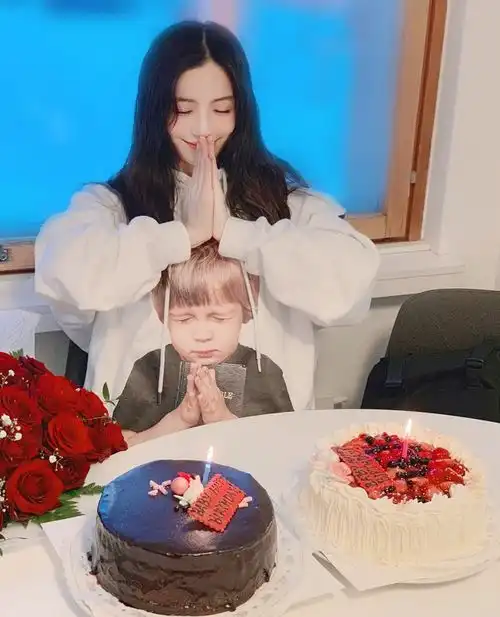 baby过生日被偷拍,谁注意她手中蛋糕款式原谅我没见过世面了
