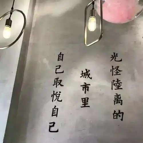 看淡一切释然的头像男