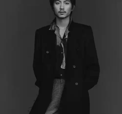 陈晓久违露面超帅气穿休闲装没胡子后像年轻10岁,真羡慕陈妍希
