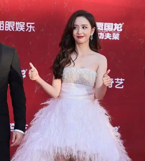 佟丽娅又做主持人,离婚之后状态越来越好,和陈思诚复合有希望吗
