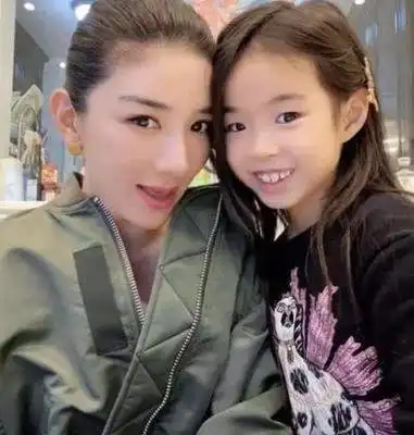 闪嫁两位富豪都离婚,小燕子一个人养活女儿,却还能捐款70万
