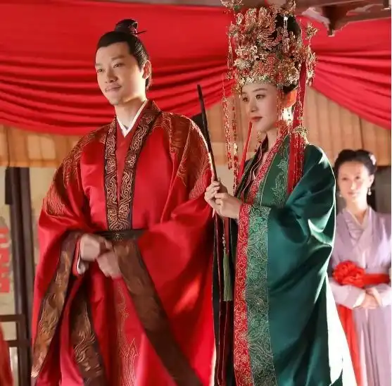 结婚两年堪比整容,冯绍峰还是原来模样,而赵丽颖却换了个人
