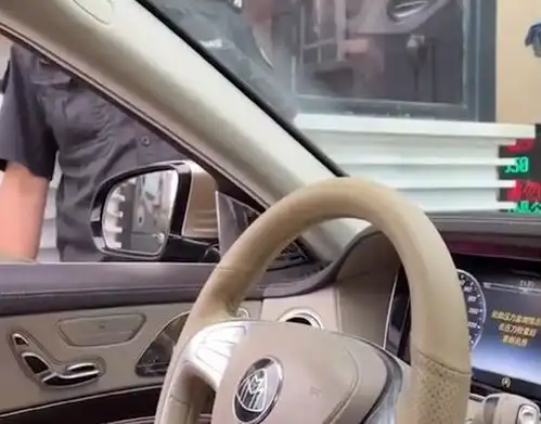 10万以上不让进男子开豪车去公租房被拒绝,理由逗乐车主
