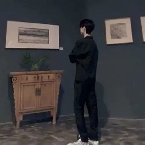 情头树深时见鹿,溪午不闻钟
