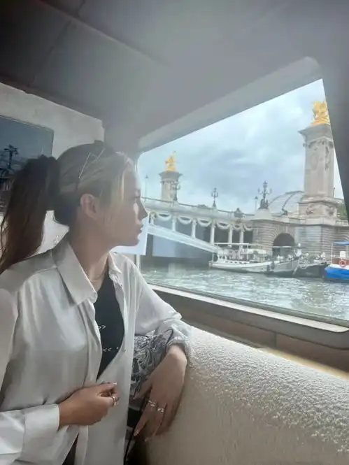 谷爱凌晒美照穿白色衬衫搭配高马尾休闲又精致
