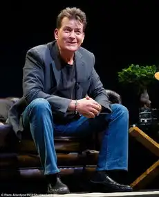 好莱坞男星查理辛被指与性爱机器人做爱
