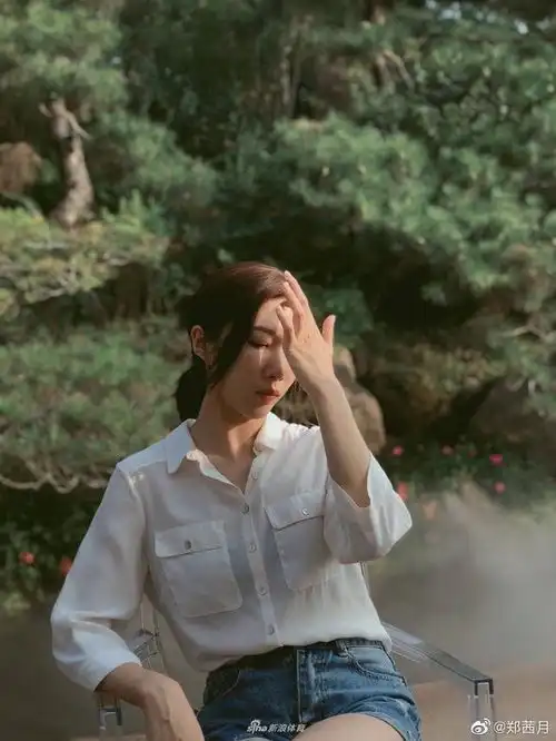 美女体操教练郑茜月美照白衬衣牛仔短裤楚楚动人
