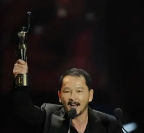 老戏骨廖启智演41年配角,54岁丧子老婆抑郁,今靠摆摊维生
