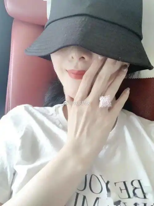 范冰冰晒庆生照片,网友直呼脸太奇怪,只有一般人的一半大
