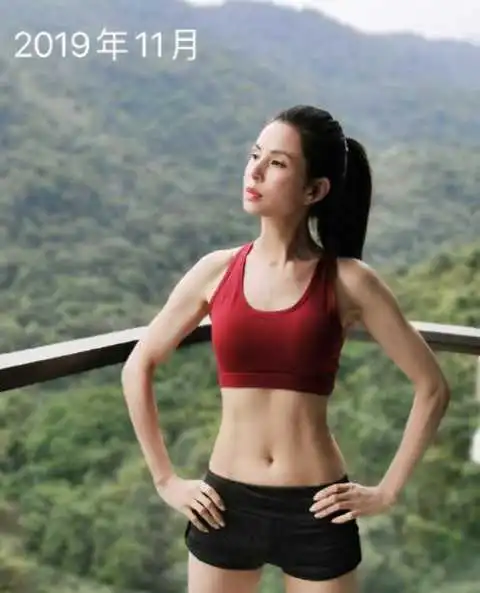 55岁李若彤与65岁张丰毅健身,露脐背心秀身材,张丰毅赤裸上身变肌肉男
