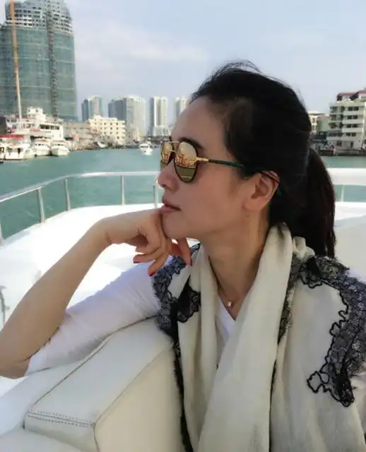 左小青离婚,女神也老了她当年为何,要嫁给大她20岁的男人
