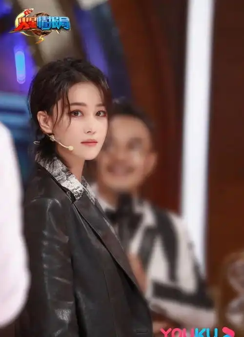 军嫂张馨予逆袭成全场最帅玩下衣失踪秀性感,齐肩短发英姿飒爽
