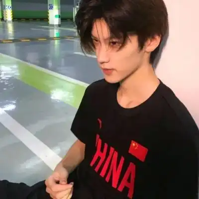 高冷男生头像
