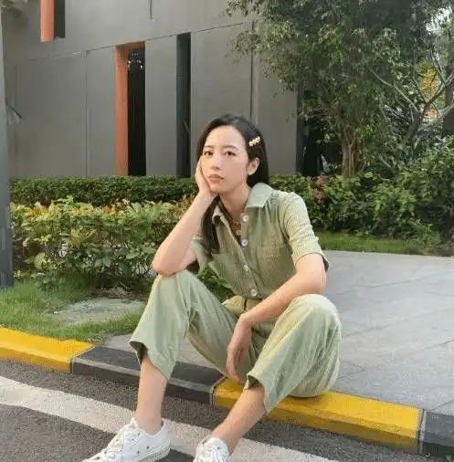 她是肖战的绯闻女友,大胆穿连体裤出街,凹凸感一点都藏不住