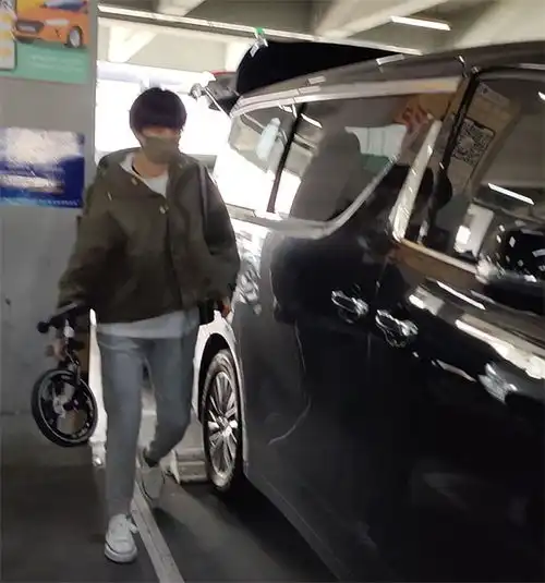 美妻开百万豪车接许昕球迷昕嫂辛苦姚彦疼老公昕哥更辛苦
