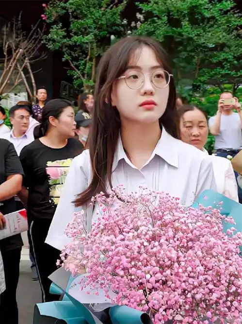 高一女生手捧鲜花考场外等候,成为高考最美守候,2年后现如何
