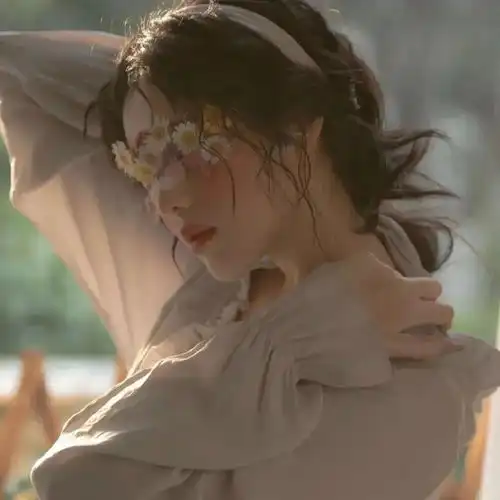 头像高冷女头像霸气侧脸,列表里一群死尸
