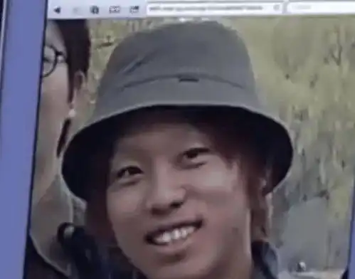 男子年仅25岁却整了145次容,主持人想看看他以前的样子,看到未整容的他后笑

