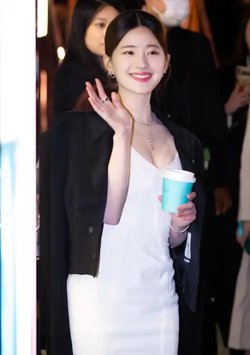 赵露思盘发发型很有复古感,穿礼裙配西装更是高级时髦,十分养眼
