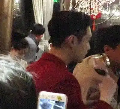 男星喝酒千玺刘昊然鹿晗豪饮,吴京认真的,张艺兴只喝奶
