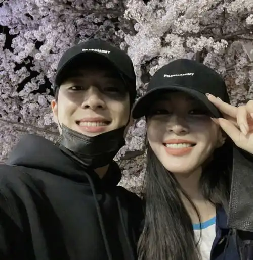 韩艺瑟和小10岁男友登记结婚,男方曾被曝是牛郎,专业为富婆服务
