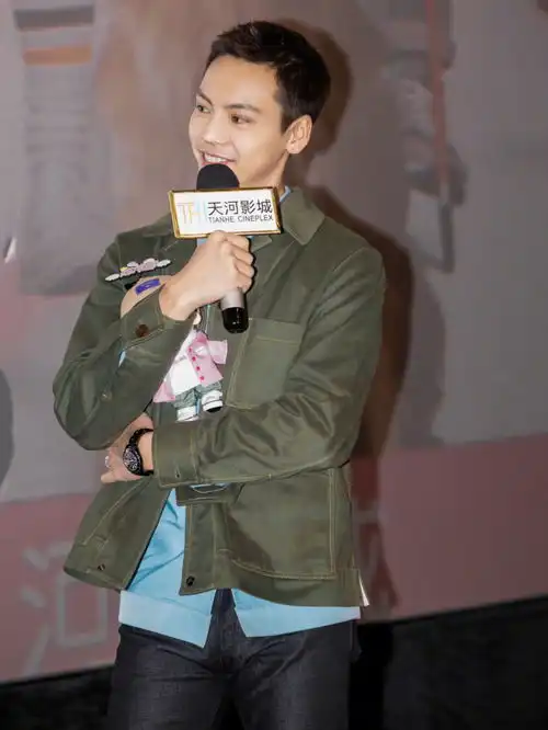 陈伟霆现身宠爱路演,蓝衬衫配橄榄绿外套,轻松凹出型男范
