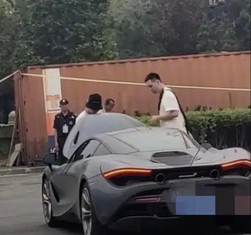 郭麒麟开400万跑车出门,被指炫富,郭德纲一番话让网友哑口无言
